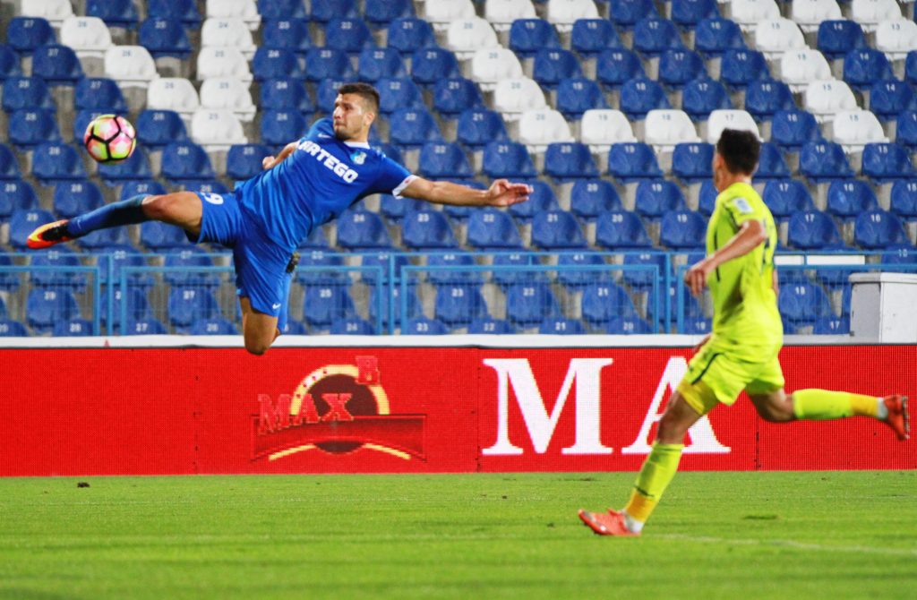 George Tucudean in meciul de fotbal dintre Pandurii Targu Jiu si ASA Targu Mures.