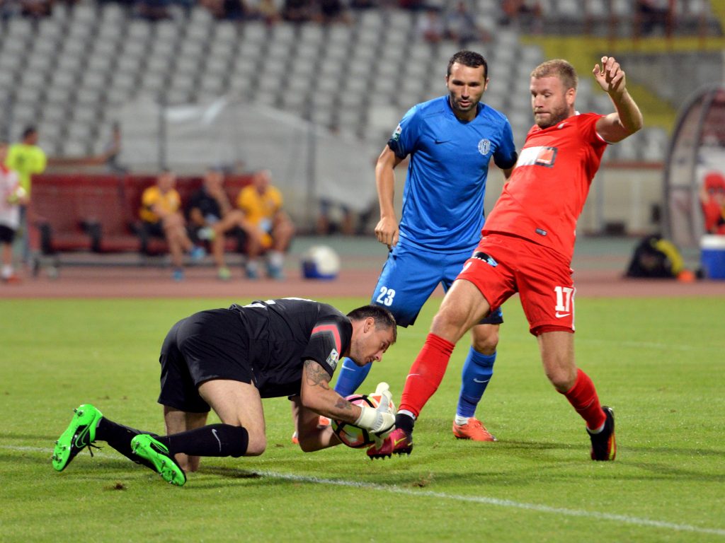 Adam Nemec (dreapta, în rosu) a marcat primul sau gol pentru DInamo in meciul cu CSM Iasi.