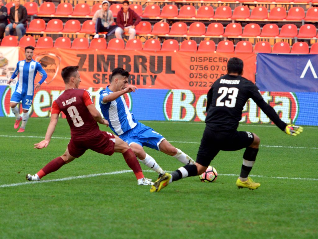 Simon Mazarache marcheaza golul Universitatii Craiova de langa Daniel Novac in ultimul minut de joc. Foto: Sportpictures.eu