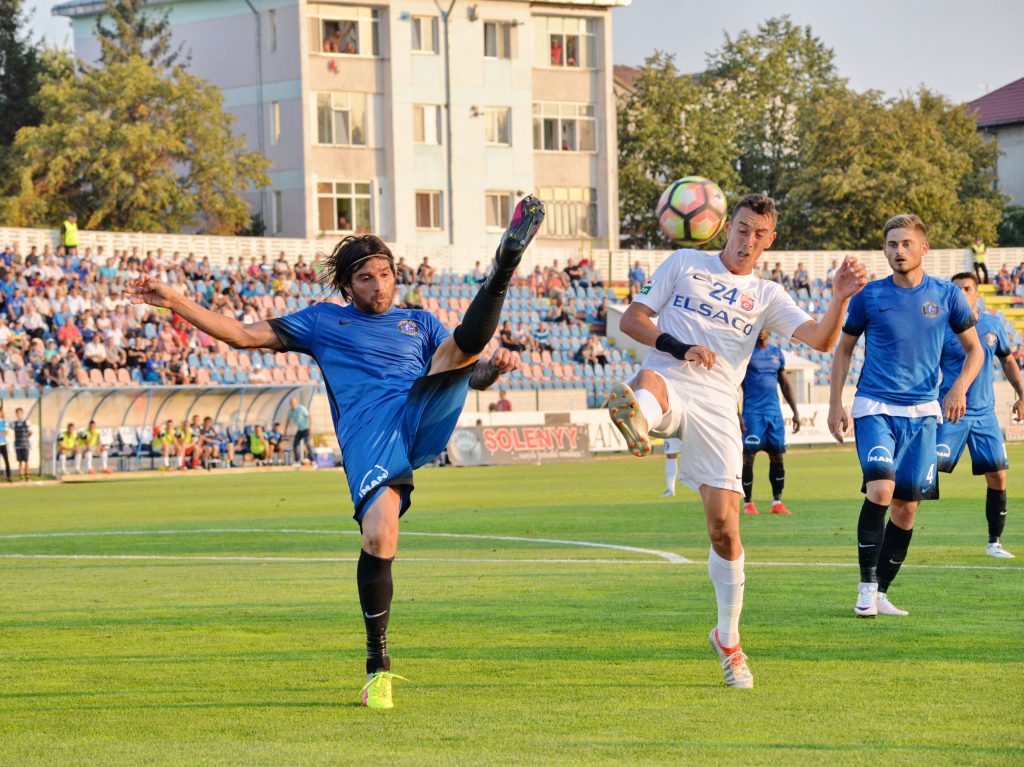 Pablo Brandan (S) si Istvan Fulop (D) in meciul de fotbal dintre FC Botosani si FC Viitorul.